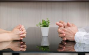 夫婦が話し合う様子