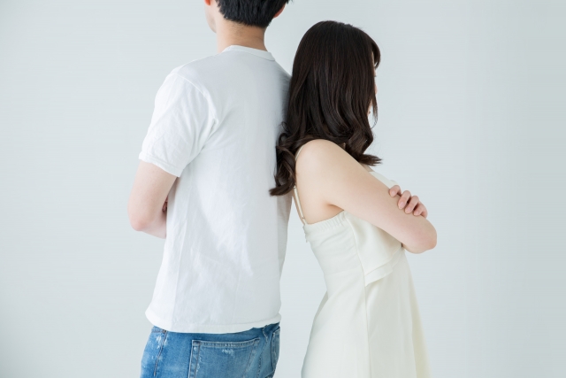 夫婦が背を向けている様子