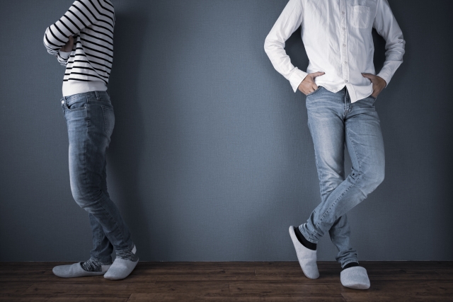 そっぽを向く夫婦の様子