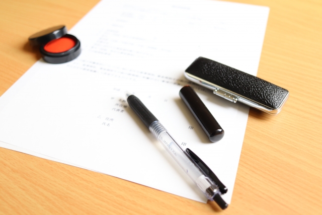 遺産分割協議書と印鑑とペン