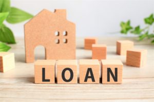 家の模型とローンと書かれたブロック