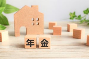 年金と書かれたブロック