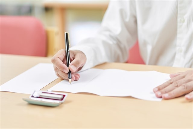 遺言を書いている画像