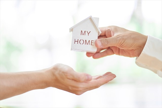 家や財産を渡す画像