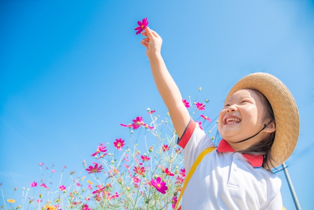 花を持った笑顔の女の子の画像
