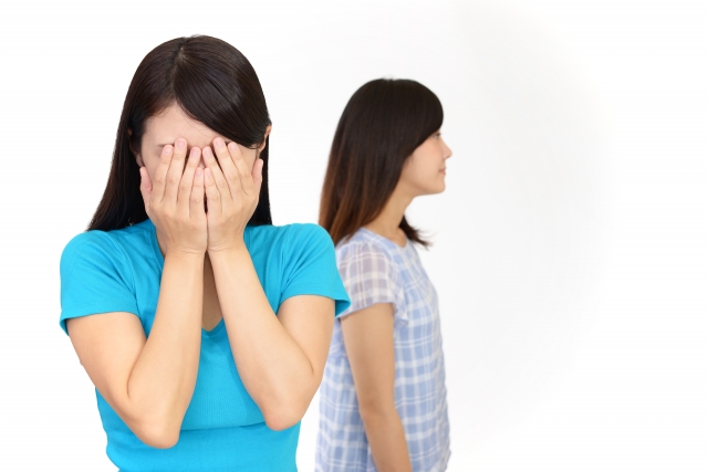 泣く女性とそれを気にしない女性の画像