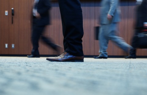 立ち止まり考えるサラリーマンの画像